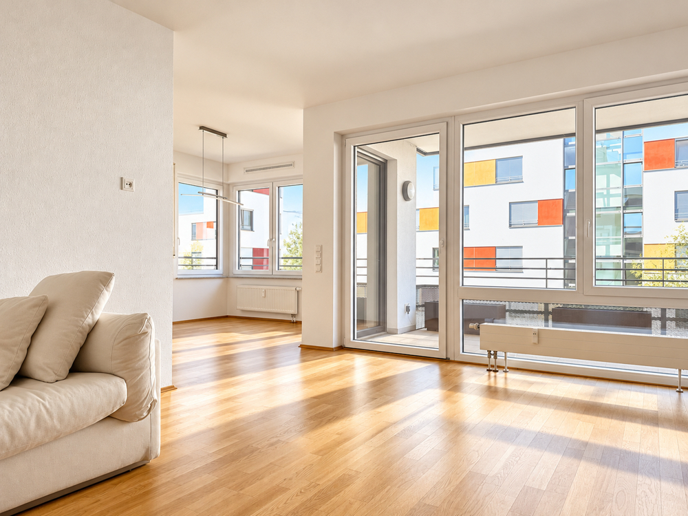 Heller moderner Wohnraum mit Balkon